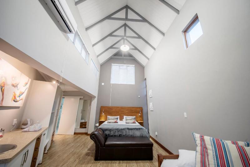 Crisp Guest Rooms - image 1
