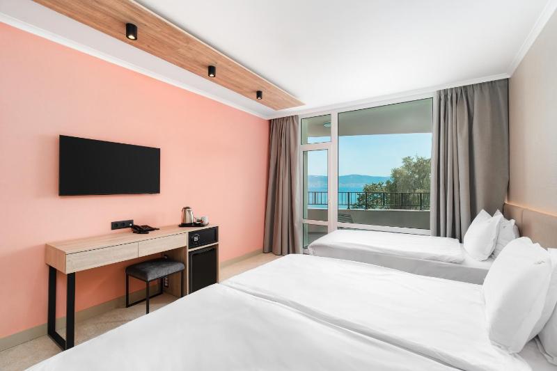 Deluxe Triple Room with Sea View image 4