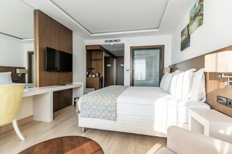 Deluxe Double or Twin Room with Sea View image 1