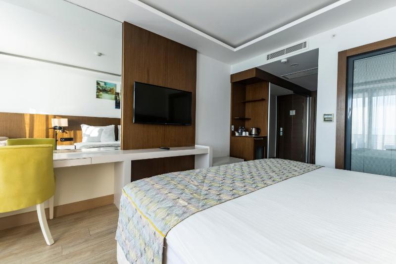 Deluxe Double or Twin Room with Sea View image 4