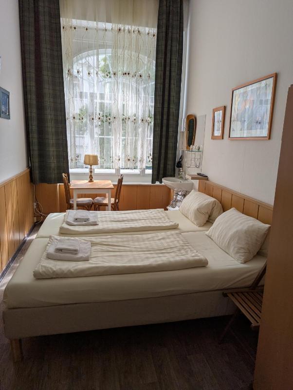 Double Room with Shared Bathroom image 4