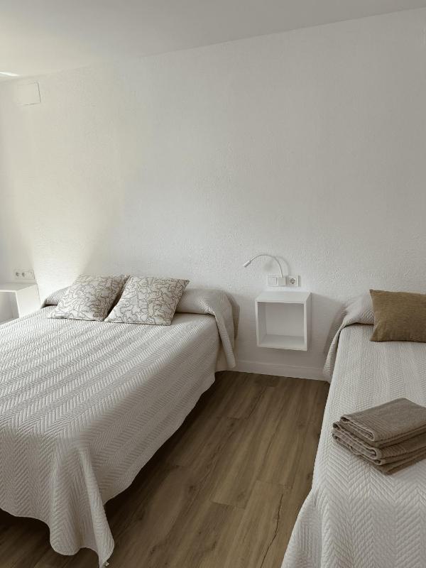 Classic Triple Room with street view image 1