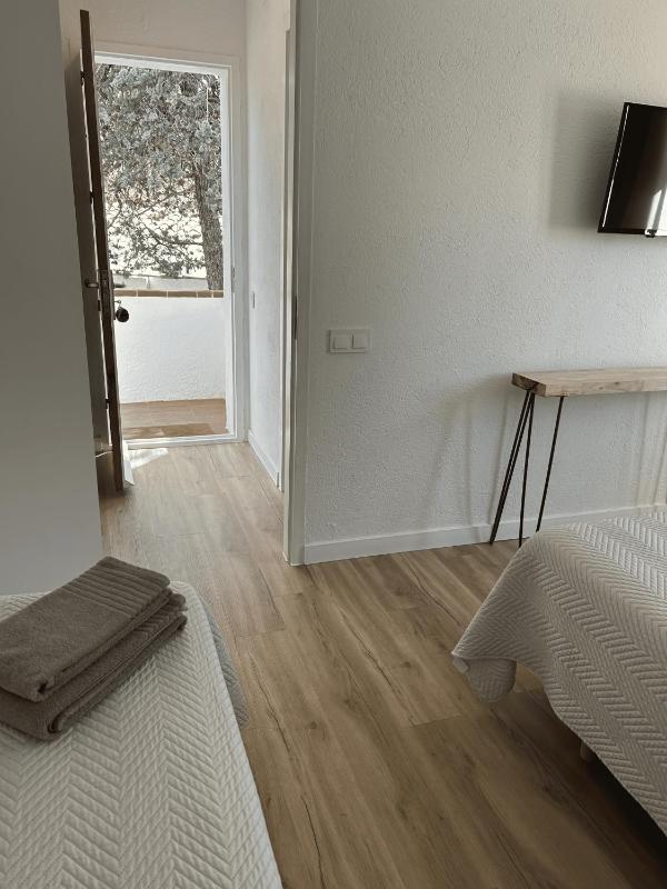 Classic Triple Room with street view image 3