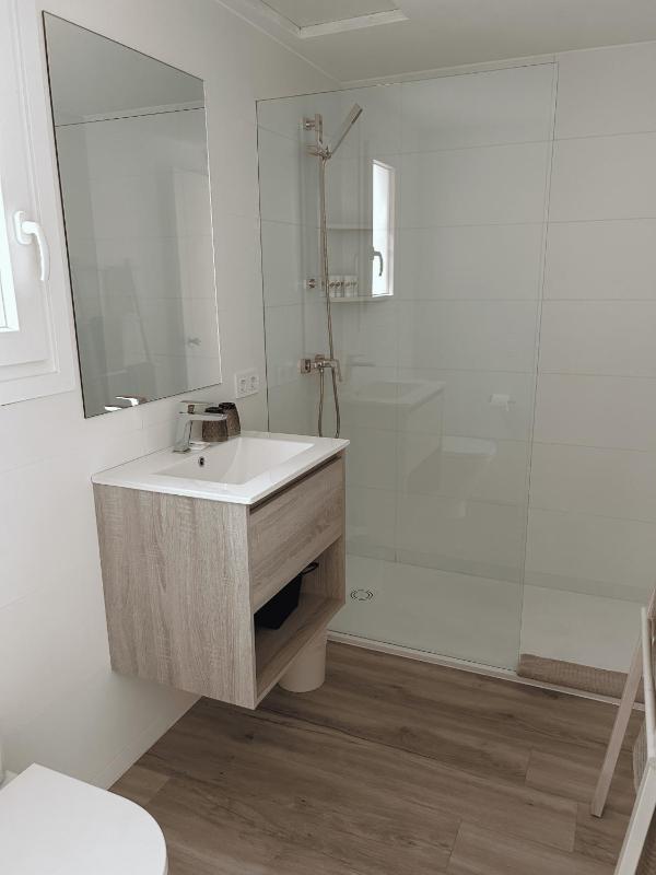 Classic Triple Room with street view image 4