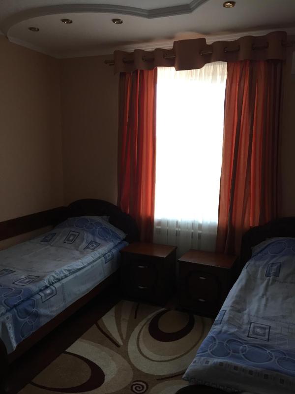 Twin Room with Bathroom image 1