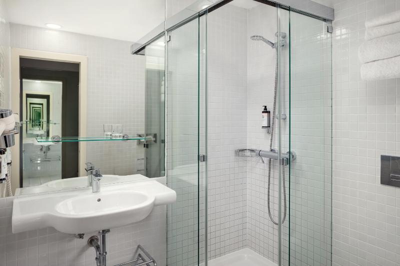 Double or Twin Room image 3