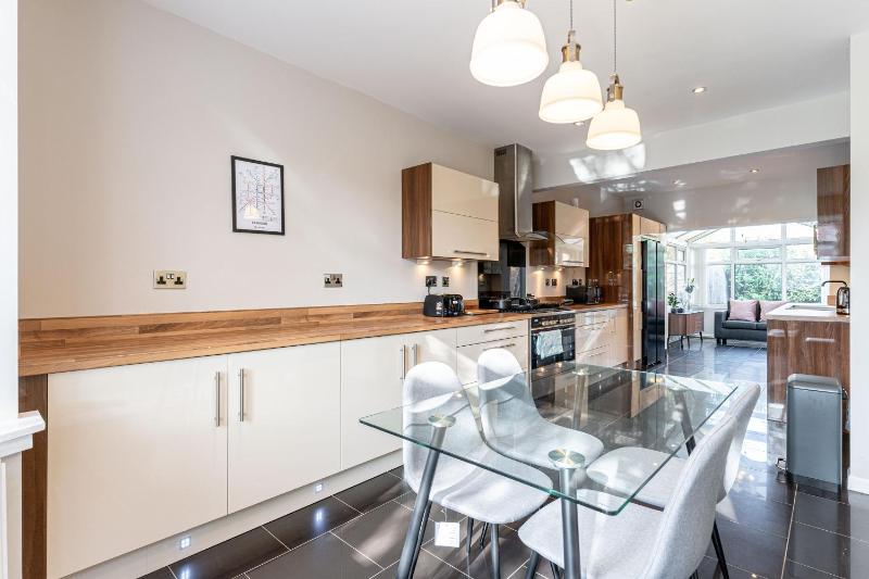 Large Home near Edgbaston Stadium UOB & QE hospital sleeps 6 - image 45