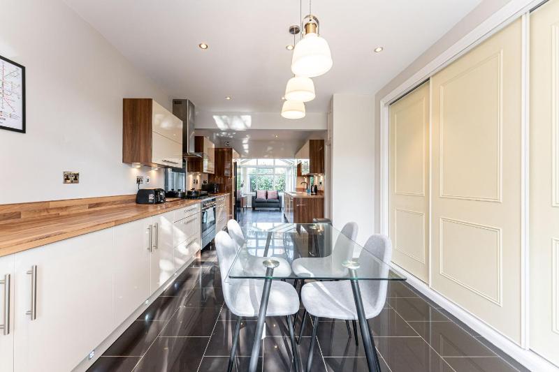 Large Home near Edgbaston Stadium UOB & QE hospital sleeps 6 - image 35