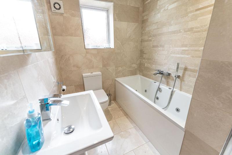 Large Home near Edgbaston Stadium UOB & QE hospital sleeps 6 - image 34