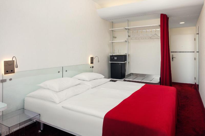 Superior Double or Twin Room with City View image 3