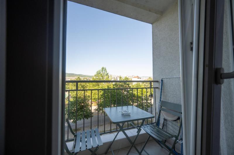 One-Bedroom Apartment image 3