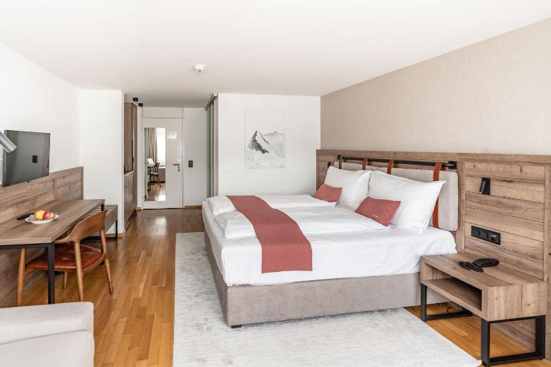 Superior Double or Twin Room image 4