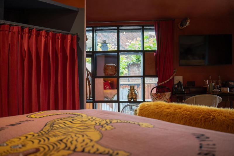 Classic Double Room image 2