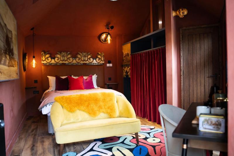 Classic Double Room image 4
