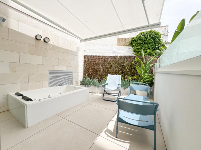 Deluxe Courtyard with Whirlpool tub image 1