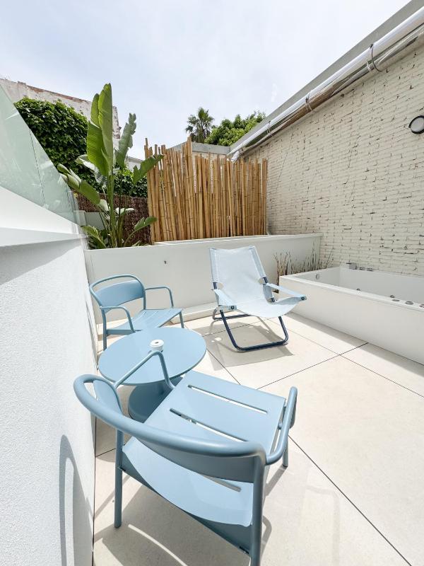 Deluxe Courtyard with Whirlpool tub image 4