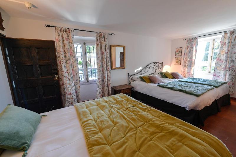 Classic Quadruple Room image 4