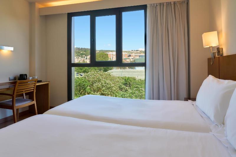 Twin Room image 3