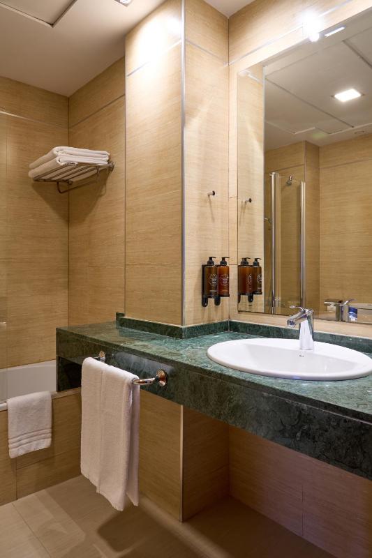 Twin Room (2 Adults + 1 Child) image 3