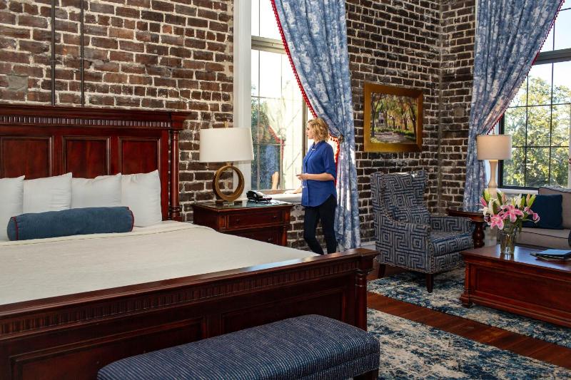 Corner King Suite image 3