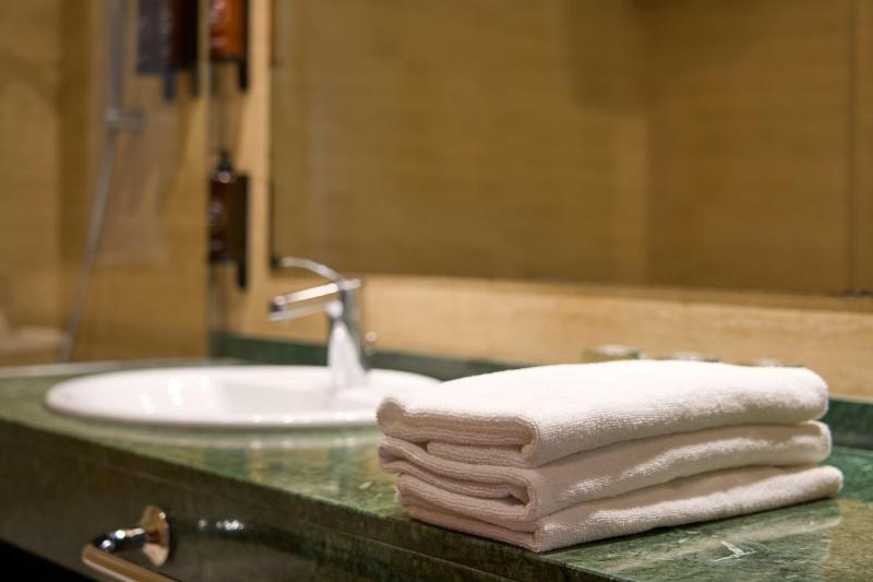 Twin Room with Extra Bed image 2