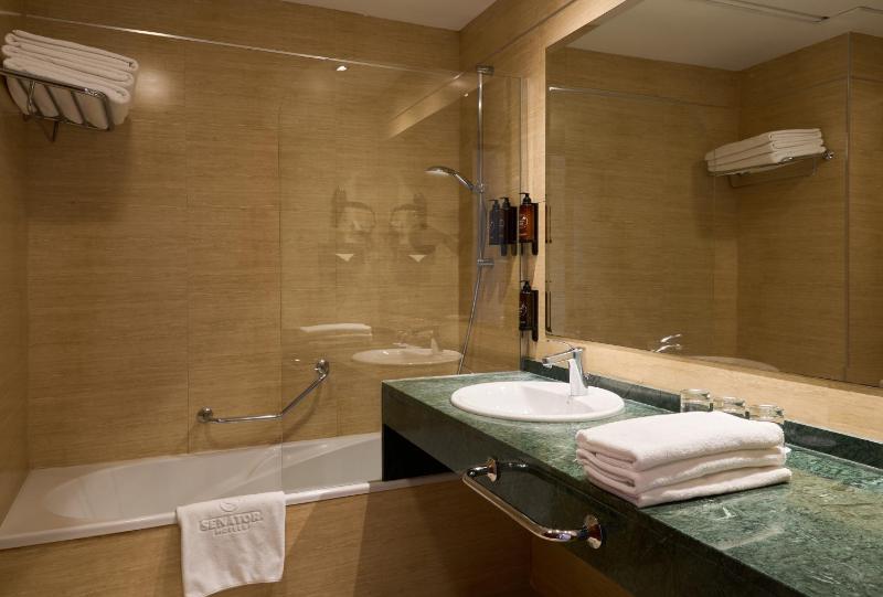 Twin Room with Extra Bed image 3