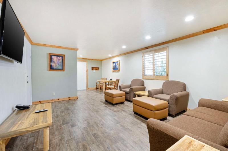One-Bedroom King Suite with Walk-In Shower image 3