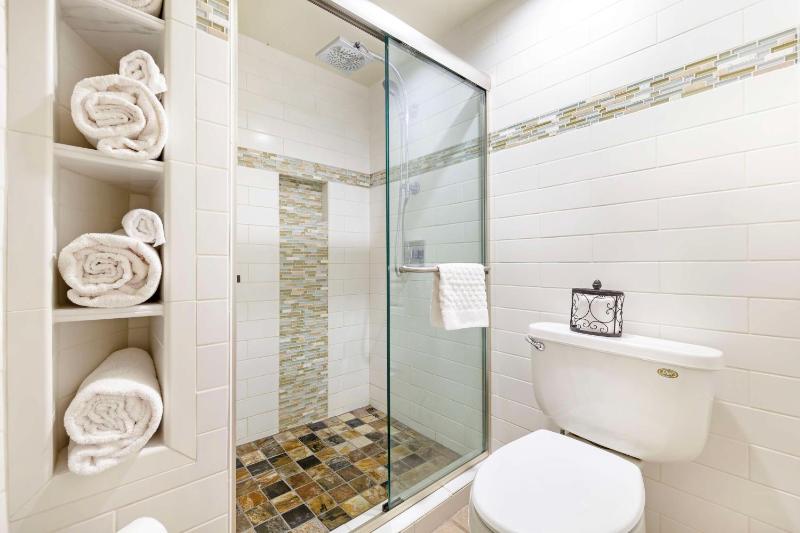 King Room with Walk-In Shower image 4