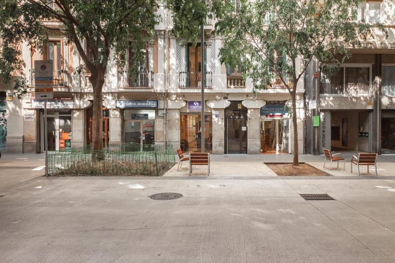 Four-Bedroom Apartment with Balcony  image 3
