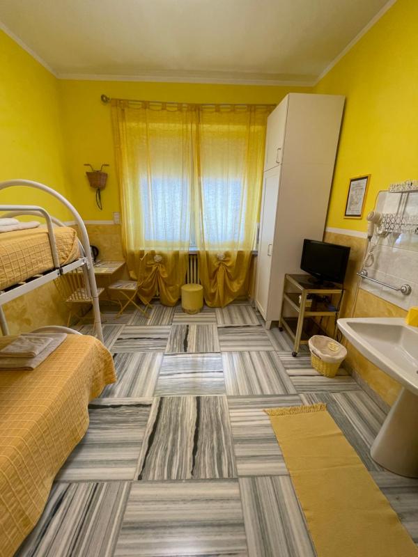 Twin Room with External Bathroom image 2