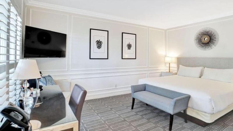 King Superior Poolside Room image 1