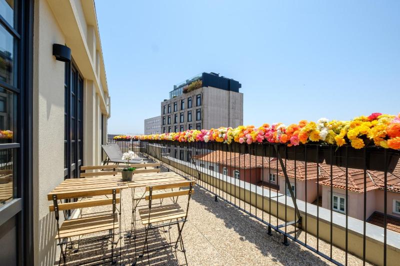 Art Deco 42 Luxury 2BR Apartment Downtown Metro AC - image 4