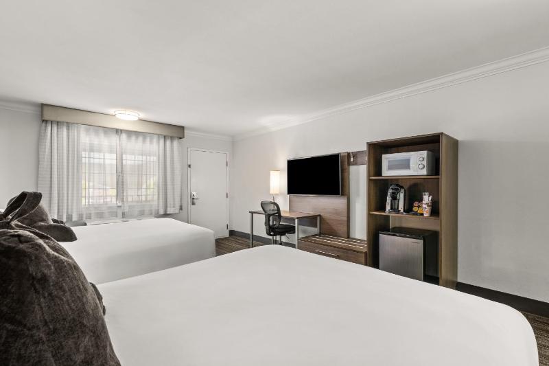 Queen Room with Two Queen Beds - Non-Smoking image 4