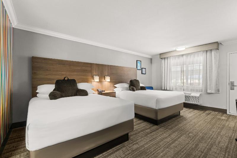Queen Room with Two Queen Beds - Non-Smoking image 3