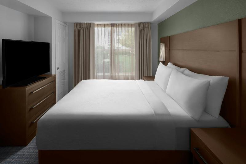 One-Bedroom, 2 Room Suite with Sofa Bed – Hearing Accessible image 3
