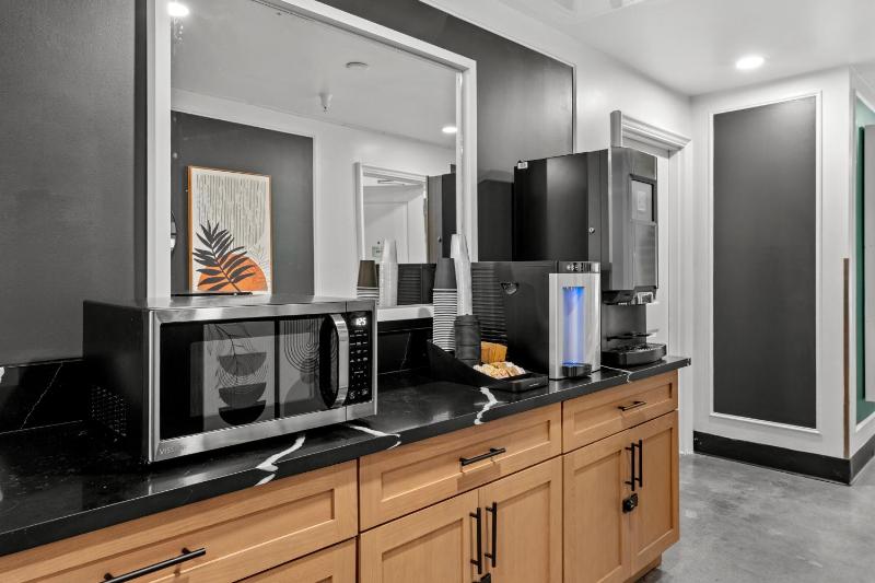 Le Bon Hotel Hollywood - image 12