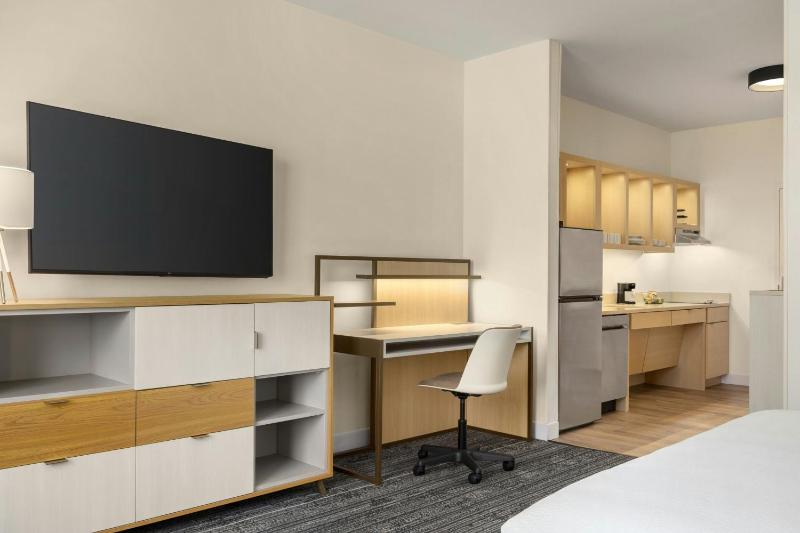 King Studio Suite with Sofa Bed and Adapted Tub - Mobility Accessible image 4