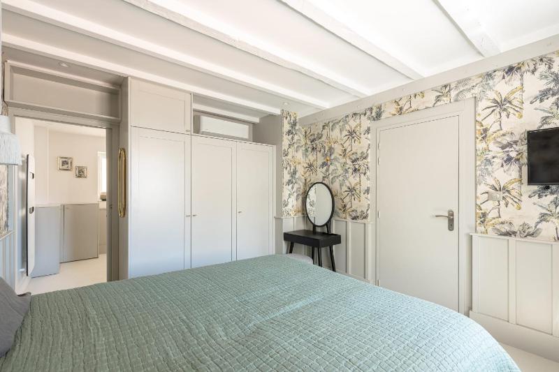 CLOS MARITXU - KEYWEEK Architect-designed house in Biarritz with parking - image 16