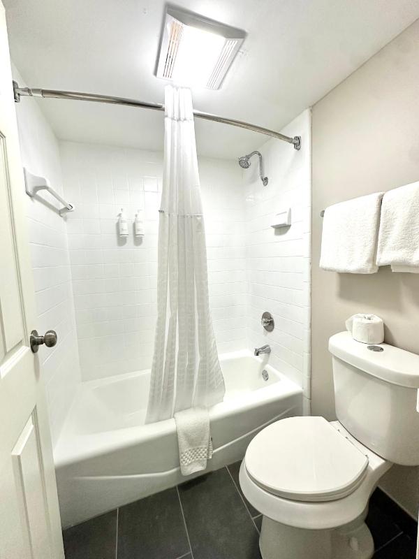 King Suite - Non-Smoking image 2