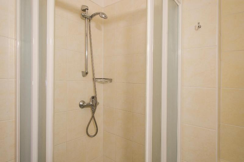 Standard Triple Room image 4