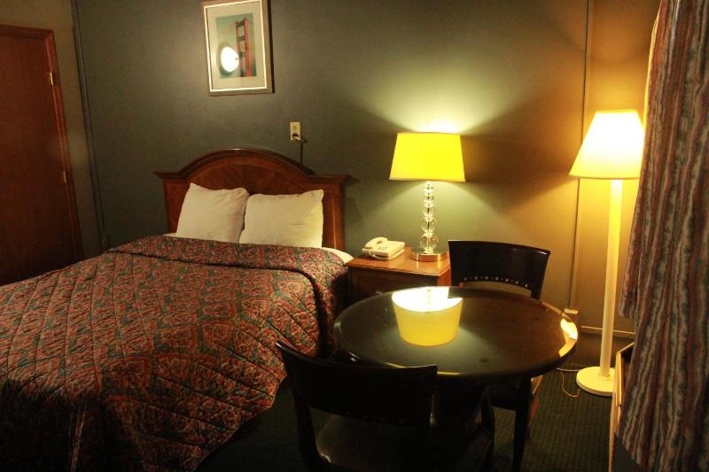 Queen Room - Disability Access/Non-Smoking image 4