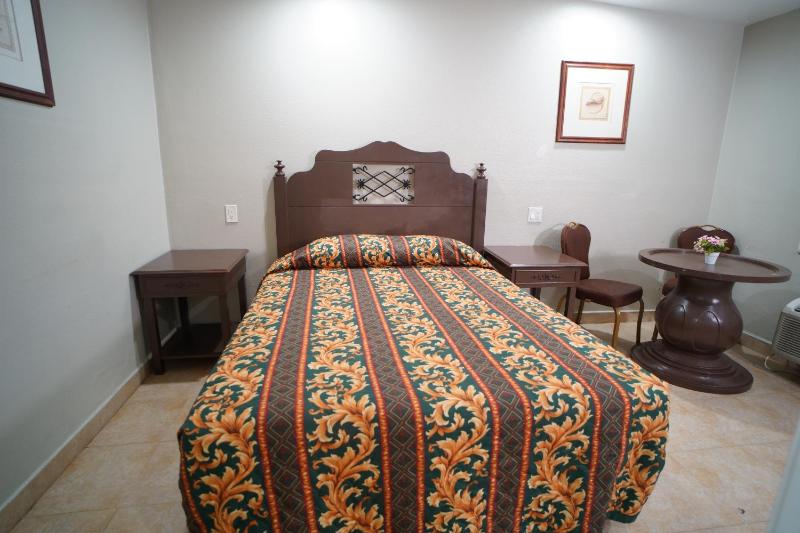 Queen Room image 4
