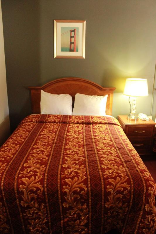 Queen Room with Two Queen Beds - Non-Smoking image 3