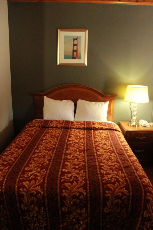 Queen Room with Two Queen Beds - Non-Smoking image 2