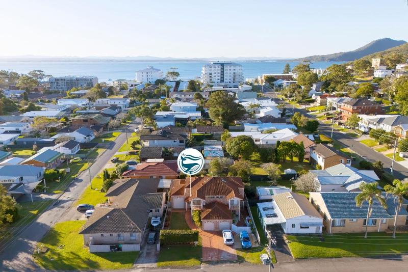 Shoal Bay Townhouse with Spa - image 2