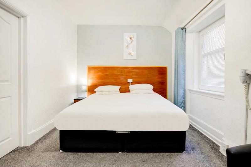 Deluxe Quad room image 1