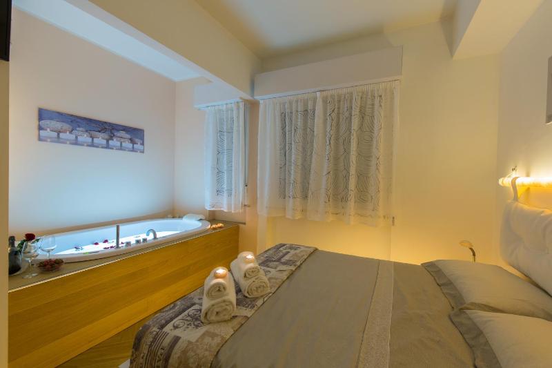 Double Room with Spa Bath image 2