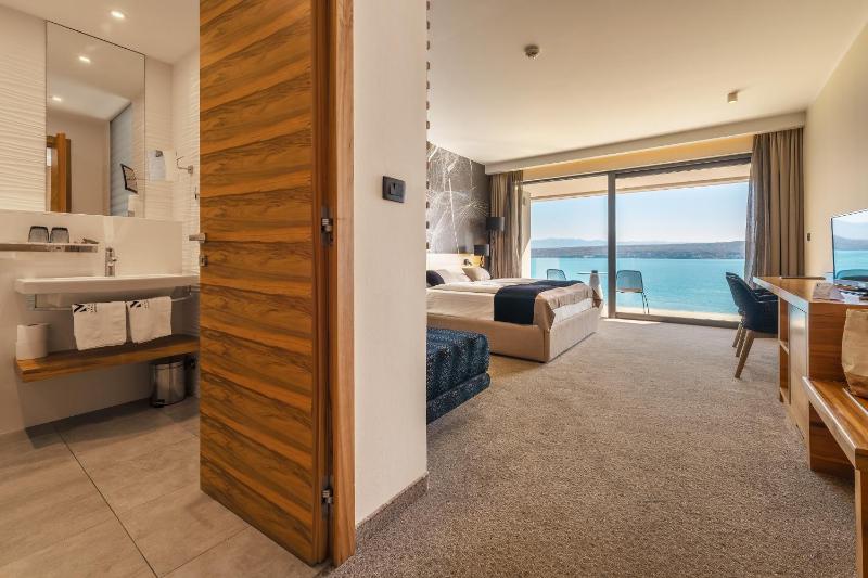 Deluxe Double Room with Balcony and Sea View (2 Adults) image 3