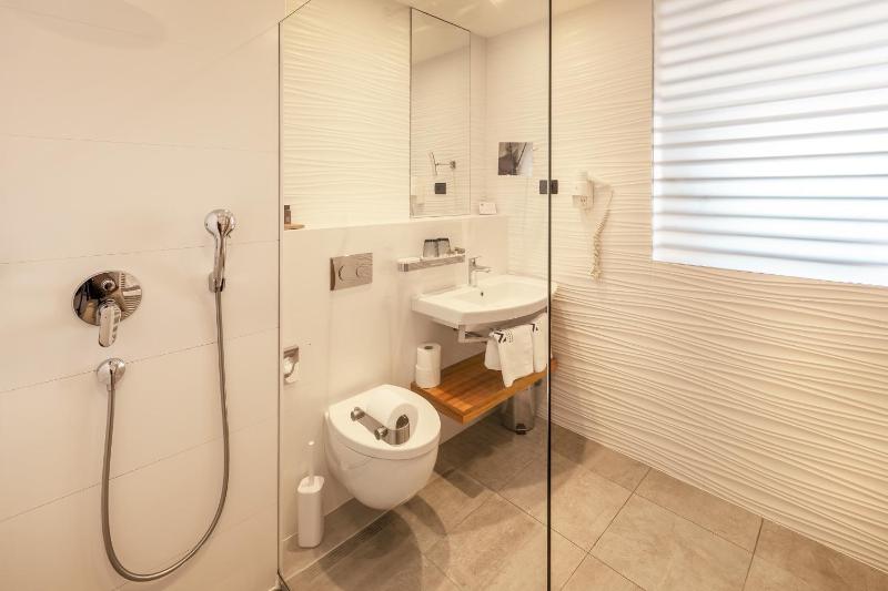 Deluxe Double Room with Balcony and Sea View (2 Adults) image 4