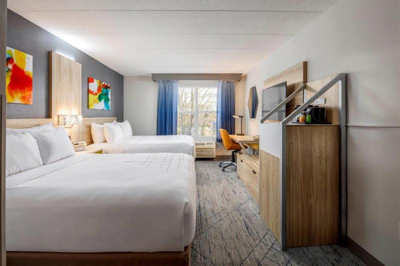 Queen Room with Two Queen Beds - Non-Smoking image 1